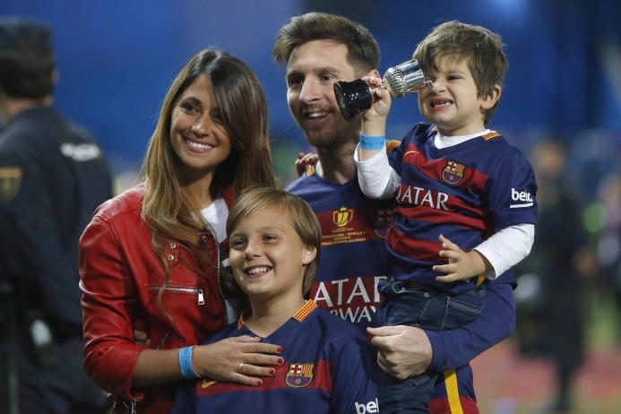 Leo Messi, junto a su mujer y sus hijos, celebra la consecución de la Copa del Rey tras vencer en la final al Sevilla FC por 2-0, en el partido disputado en el estadio Vicente Calderón, en Madrid. 