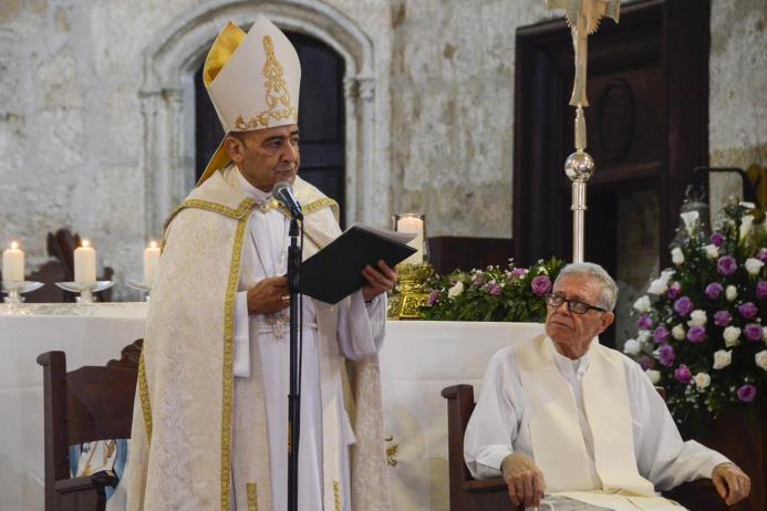 Monseñor Amancio Escapa pronuncia su homilía.
