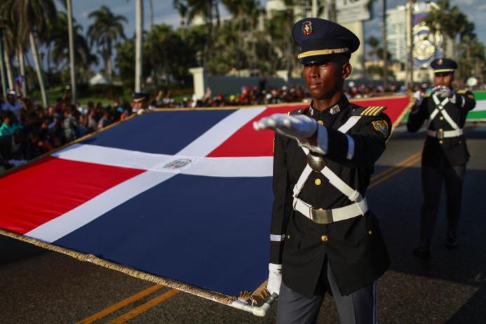 Militares desfilan en la avenida George Washington por el Día de la Independencia, el 27 de febrero de 2016. 