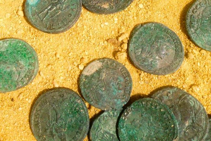 Los obreros encontraron 19 ánforas que contenían miles de monedas, unas de bronce y otras cubiertas de plata, que datan de finales del siglo IV después de Cristo.