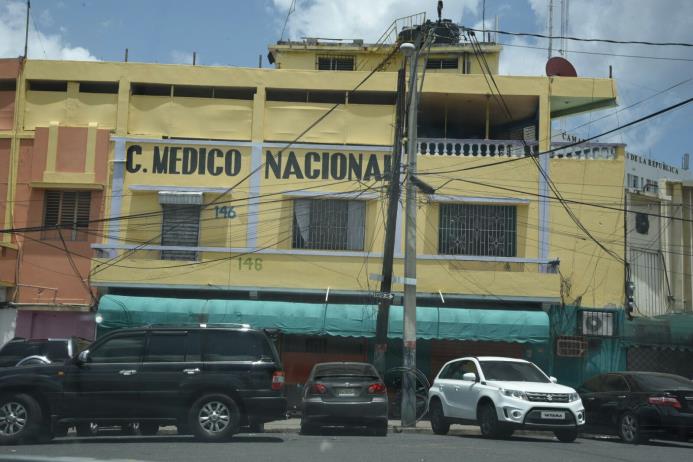 Fachada del Centro Médico Nacional, ubicado en la intersección de las calles Teniente Amado García y Abreu del sector Villa Consuelo, Distrito Nacional.
