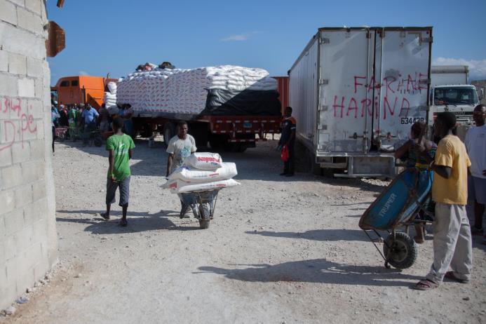 Alrededor de 100 camiones entran a Haití diariamente a llevar mercancías.