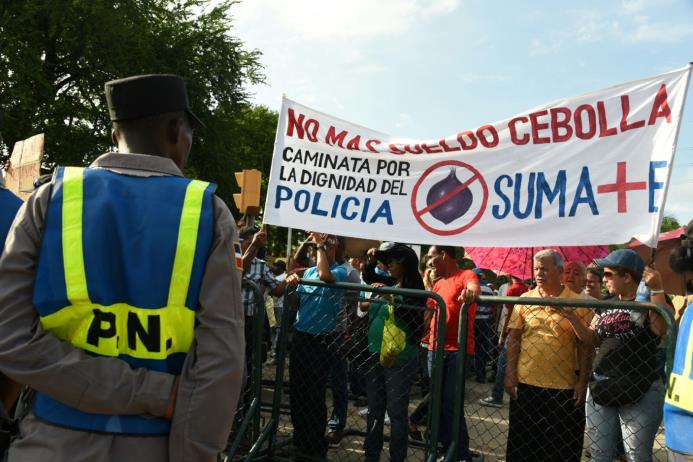 Familiares de policías y agentes protestaron frente al Palacio Nacional.