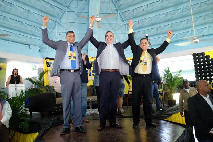 Luis Abinader (centro) fue proclamado candidato presidencial por el Partido Humanista Dominicano.