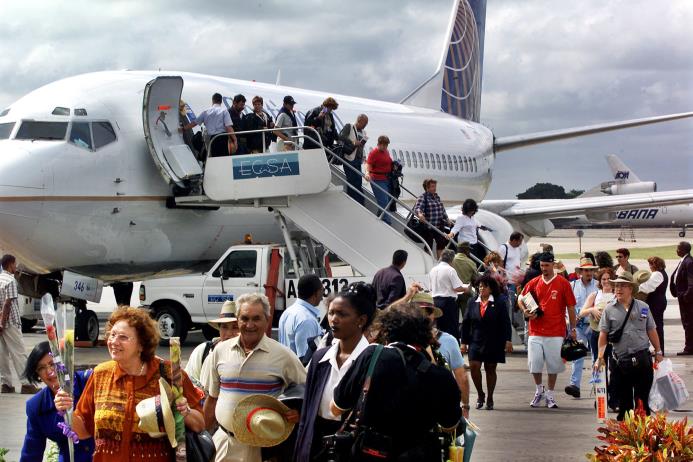 En esta foto de archivo del 1 de noviembre de 2001, pasajeros del primer vuelo de Continental Airlines desde Miami, Florida, a Cuba llegan al aeropuerto José Martí de La Habana. Estados Unidos y Cuba han alcanzado un entendimiento sobre la reanudación de vuelos comerciales en forma regular, informaron autoridades de ambos países, el miércoles 16 de diciembre de 2015. 