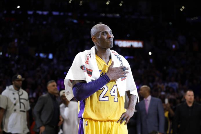 El jugador de los Lakers de Los Angeles Kobe Bryant se golpea el pecho tras el último partido de su carrera en la NBA, contra el Jazz de Utah, el 13 de abril de 2016, en Los Angeles.