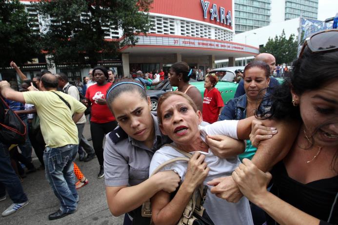 LA HABANA,Cuba.- Una integrante de la Damas de Blanco es detenida, entre hostigamiento e insultos de sectores oficialistas. 