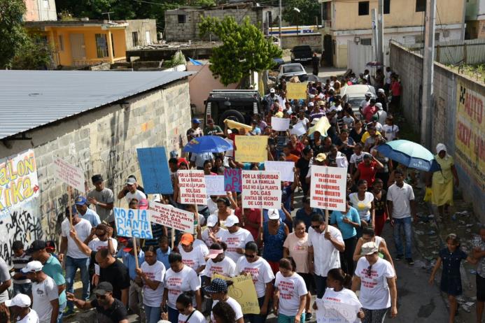 Los residentes en el barrio La Esperanza, en Los Ríos, realizan una caminata hoy, 24 de junio de 2016.