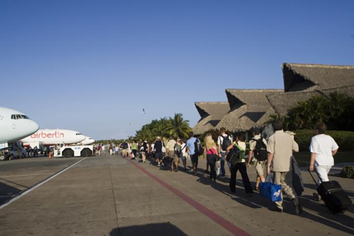  Durante los últimos once meses llegaron a territorio dominicano 336,395 pasajeros más que en el año 2015.