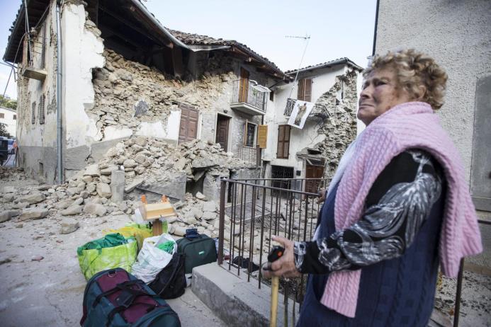 Una mujer espera junto a los escombros en Accumoli, en el centro de Italia, hoy, 24 de agosto de 2016. Al menos 73 personas murieron y decenas están heridas o desaparecidas en un devastador terremoto de 6 grados 