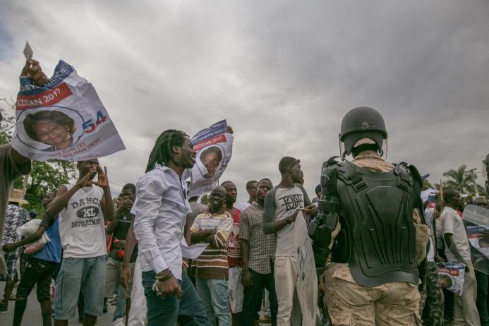 Seguidores del partido de la Familia Lavalas participan en un manifestación hoy, lunes 21 de noviembre de 2016, en las calles de Puerto Príncipe. 