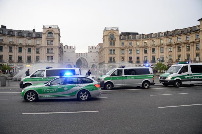 Policías aseguran los alrededores del hotel Stachus tras el tiroteo registrado en un centro comercial en Múnich, Alemania hoy, 22 de julio de 2016. 
