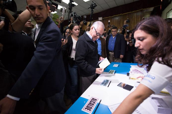 El presidente de Guatemala vota y pide a la ciudadanía defender la democracia