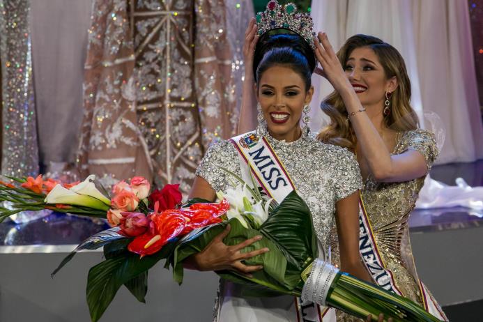 Keysi Sayago (i), representante del estado Monagas, celebra al ganar el certamen de belleza Miss Venezuela junto Mariam Habach (d) Miss Venezuela 2015 la noche del miércoles 5 de octubre de 2016, en Caracas (Venezuela). 