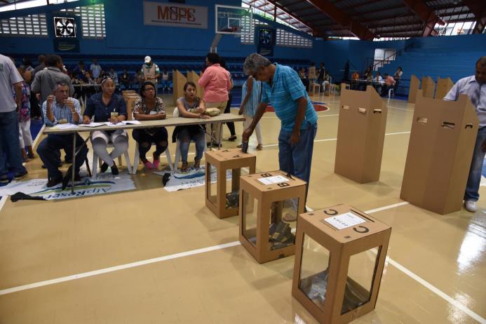 Los partidos de oposición argumentan irregularidades en el proceso de votación del 15 de mayo.