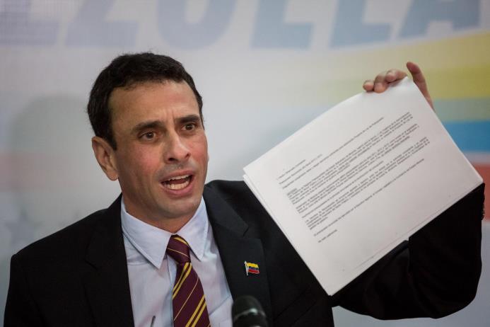 El excandidato opositor a la Presidencia de Venezuela y gobernador del céntrico estado de Miranda, Henrique Capriles en una rueda de prensa el 11 de enero del 2017, en Caracas.