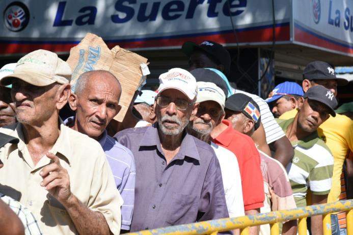 Muchos de los que hicieron una larga fila para obtener la caja navideña repartidas por el PLD y su presidente Leonel Fernández eran personas mayor de edad 