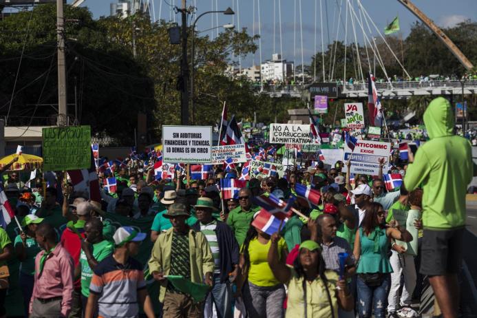 Miles marcharon ayer desde la Máximo Gómez al Parque Independencia, reclamando cárcel para los corruptos. 
