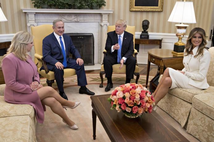 WASHINGTON. El presidente de EE.UU., Donald J. Trump (c-d), la primera dama, Melania Trump (d), junto al primer ministro israelí, Benjamin Netanyahu (c-i), y su esposa, Sara Netanyahu (i), durante su reunión en el Despacho Oval de la Casa Blanca. 