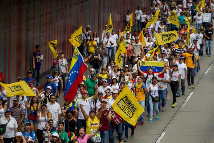 CARACAS (Venezuela). Un grupo de personas participan hoy, jueves 1 de septiembre de 2016, en la manifestación "Toma de Caracas", convocada hace semanas por la alianza de partidos Mesa de la Unidad Democrática para presionar al Poder Electoral por la agenda del referendo, que impulsa la oposición, para revocar al presidente Nicolás Maduro. 