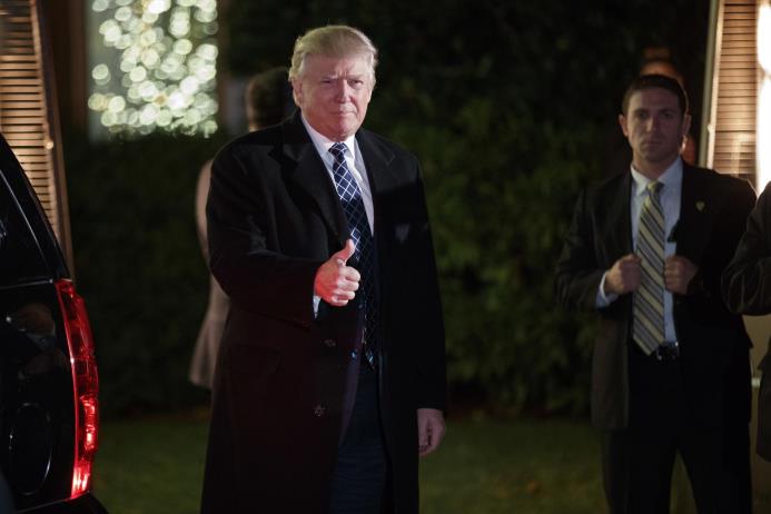 El presidente electo de Estados Unidos, Donald Trump, saluda a reporteros a su llegada a una fiesta en casa de Robert Mercer, uno de sus mayores donantes de campaña, el sábado 3 de diciembre de 2016, en Head of the Harbor, Nueva York. 