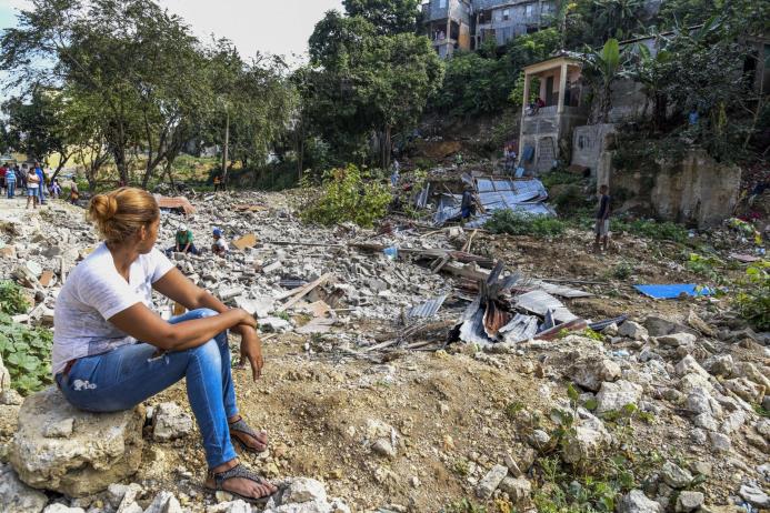 Una desalojada observa los restos de las viviendas que fueron demolidas en la mañana de ayer por maquinarias pesadas. 