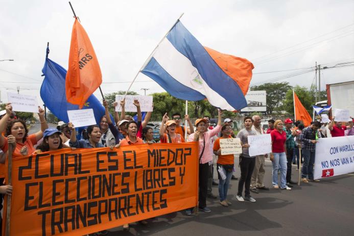 Manifestantes nicaragüenses protestan contra la decisión de la Corte Suprema de Justicia contra el Partido Liberal Independiente (PLI) hoy, miércoles 8 de junio de 2016, en Managua. 
