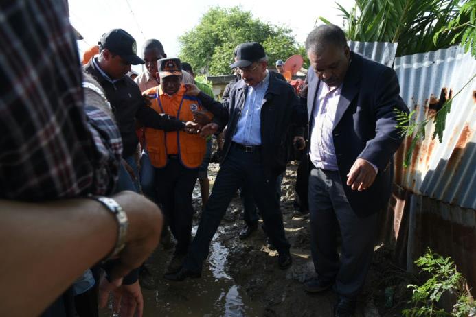 Danilo Medina verifica la situación del sector de Cienfuegos donde decenas de familias perdieron todos sus ajuares como consecuencia de las inundaciones recientes.