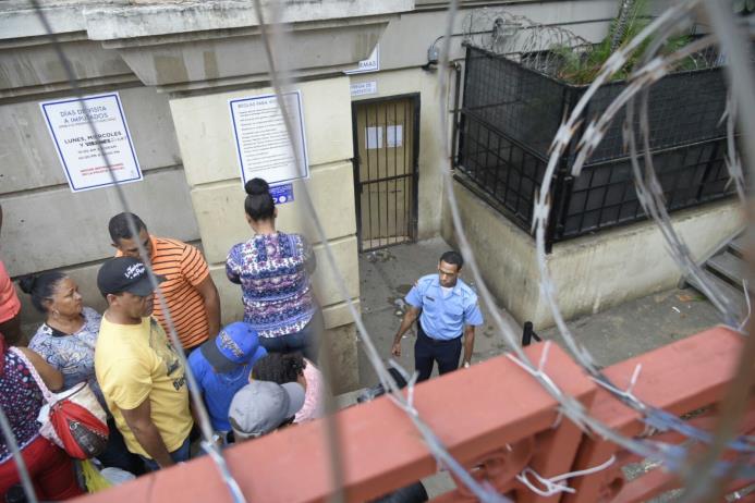 Personas permanecen en la parte exterior de la “carcelita”, como es llamada la cárcel del Palacio de Justicia de Santiago.