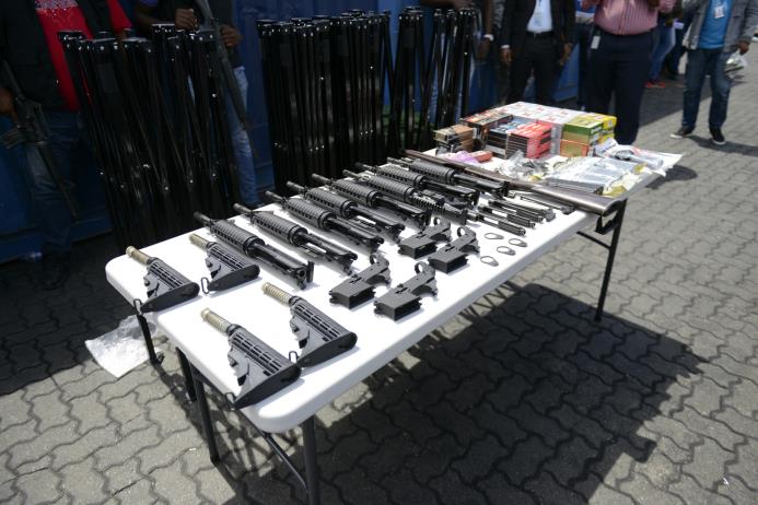 Cargamento de fusiles de asalto, municiones, percutores, cargadores y escopetas.