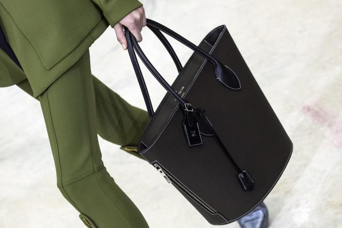 Fotografía de archivo del 5 de octubre de 2016 de una modelo luciendo un bolso perteneciente a la colección Primavera/Verano 2017 de Louis Vuitton durante la Semana de la Moda de París (Francia).
