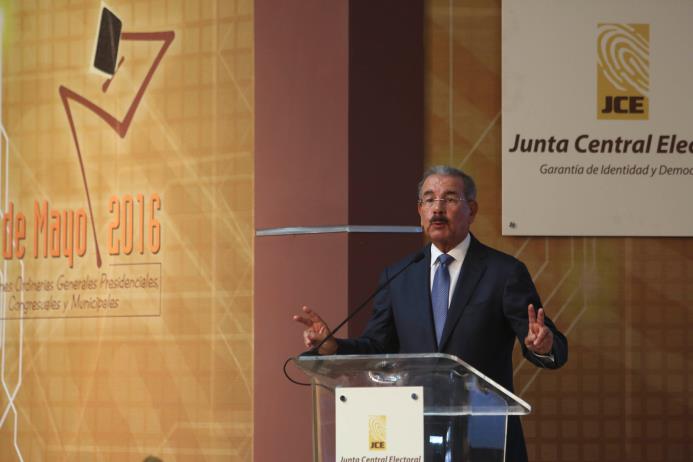 El presidente Danilo Medina durante su intervención en la presentación de exposiciones por parte de los candidatos presidenciales ante los observadores electorales. 
