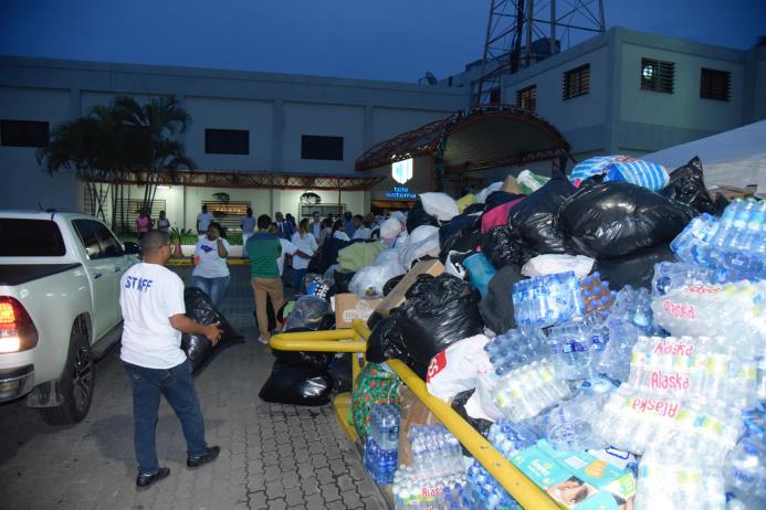 Parte de la ayuda donada por residentes del Distrito Nacional y la provincia de Santo Domingo, durante el telemaratón de ayer.