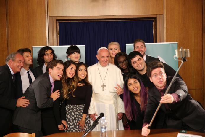 El papa Francisco (c) posando con un grupo de jóvenes "youtubers" el domingo domingo 29 de mayo de 2016, en Ciudad de Vaticano (Vaticano). 