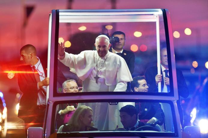 El papa Francisco saluda a la multitud desde el papamóvil a su paso por el Festival de Familias en Filadelfia, Pensilvania. 
