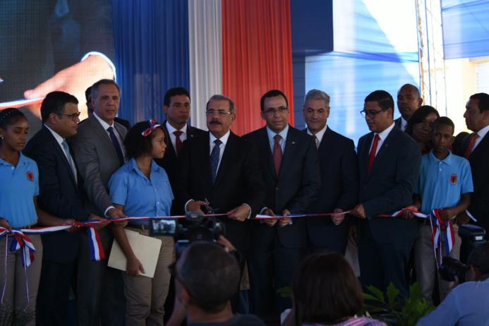 El presidente Danilo Medina corta la cinta del nuevo liceo. 