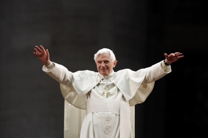El cardenal Joseph Ratzinger, Benedicto XVI, abdicó al trono de San Pedro en 2013