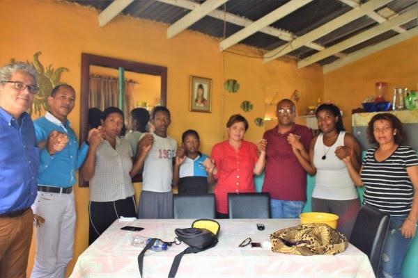 Miembros del Colectivo Poder Ciudadano visitaron a la viuda del arquitecto David Rodríguez García, Pilar Montilla y a sus tres hijos por cumplirse este domingo un año de su suicidio.