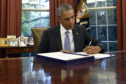 El presidente Barack Obama firma la ley de Supervisión, Administración, y Estabilidad Económica para Puerto Rico, en la Oficina Oval.