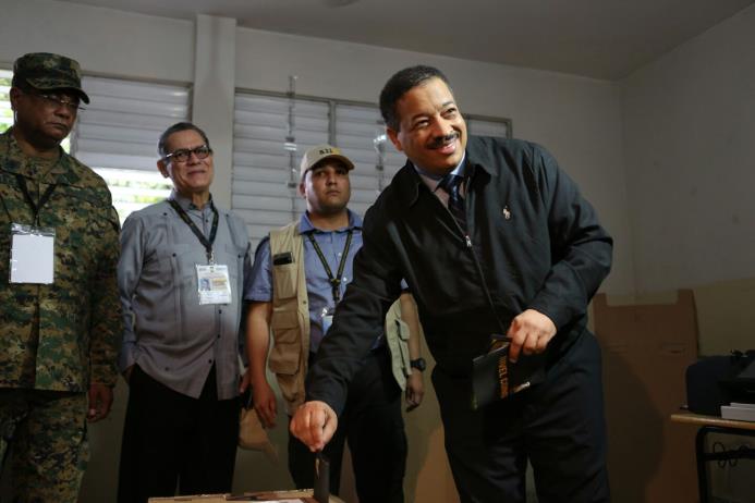 El presidente de la Junta Central Electoral, Roberto Rosario, mientras ejercía su derecho al voto