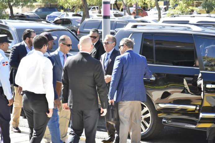 Ángel Rondón, al llegar a la Procuraduría con sus abogados.