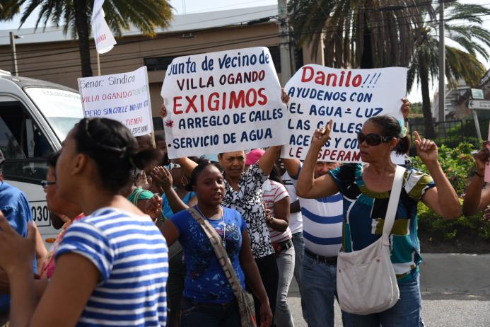 Residentes del sector Villa Ogando, en Manoguayabo, protestan por el arreglo de las calles frente a la alcaldía del Municipio Santo Domingo Oeste.
