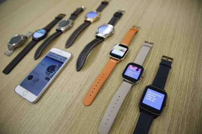 En esta imagen del 21 de agosto de 2015, se muestran los smartwatches Android Wear compatibles con el iPhone de Apple en las oficina de Google en San Francisco. 