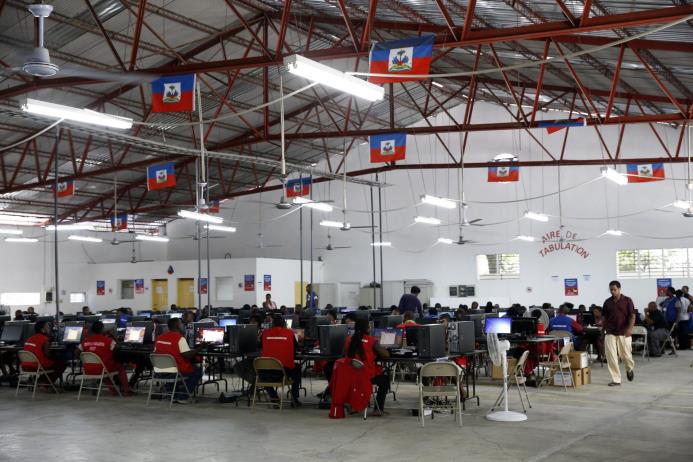 Foto del 26 de octubre de 2015 en que personal trabaja en el Centro de Totalización de Votos, en la recepción, comprobación y conteo de papeletas en Puerto Príncípe, en las pasadas elecciones.