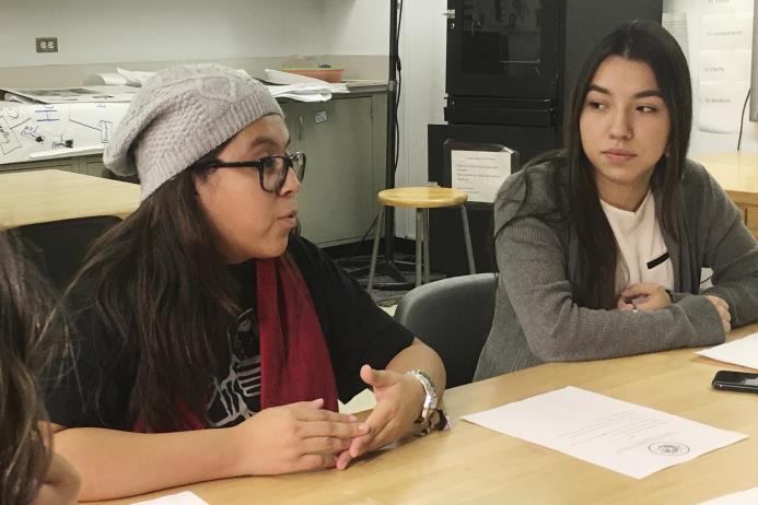 Foto tomada el primero de diciembre del 2016 de las estudiantes mexicanas Yatziri Tovar, izq, y Roxanna Herrera, hablando sobre sus planes de viaje en el City College de Nueva York. 