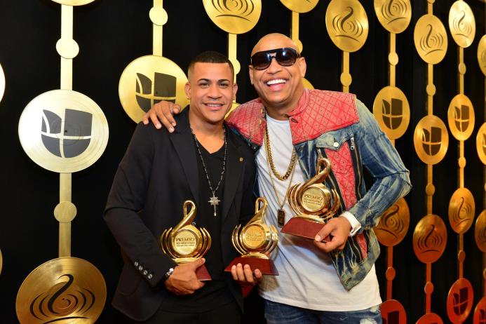 Integrantes de la banda Gente de Zona posan con los trofeos recibidos en la gala del Premio Lo Nuestro a la Música Latina en la American Airlines Arena en Miami.