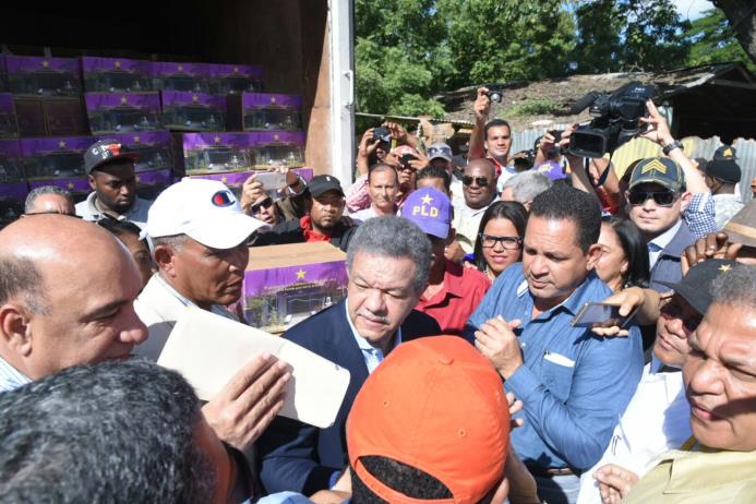 El expresidente Leonel Fernández mientras encabezaba la repartición de cajas de productos alimenticios en Villa Vásquez, Montecristi
