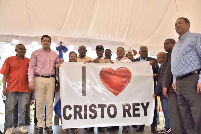 El alcalde del Distrito Nacional, David Collado inauguró obras de infraestructura, que incluye asfaltado de calles, drenaje pluvial, reparación de aceras y contenes, en el sector de Cristo Rey.