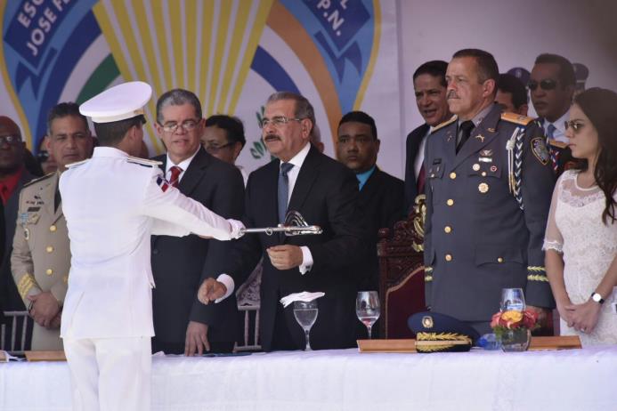 Danilo Medina tomó el juramento de honor a los cadetes durante la graduación de cadetes de la Policía Nacional hoy, 9 de diciembre de 2016.