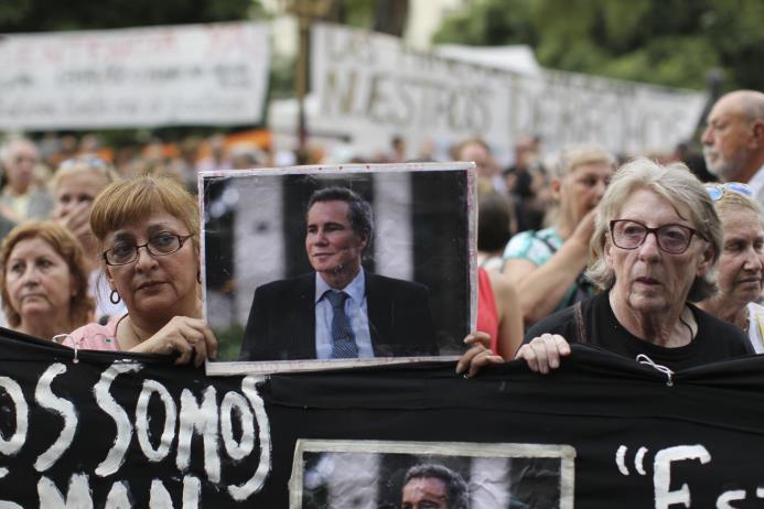 Manifestantes marchan para pedir justicia en el caso del fiscal Alberto Nisman el 18 de febrero de 2016, en Buenos Aires. 